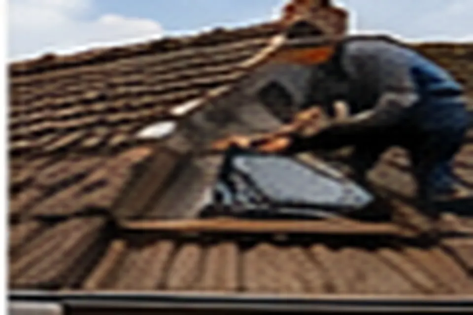 Couvreur travaillant sur une toiture
